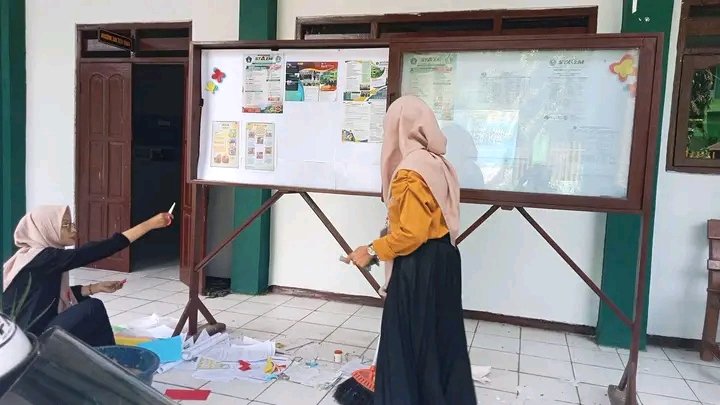 KEGIATAN MENGHIAS MADING MAHASISWA PIAUD
